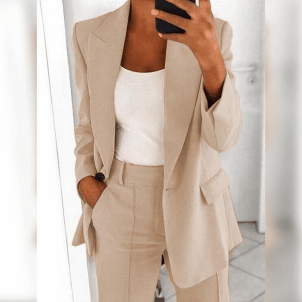 Elegant en comfortabel Elisa vrouwenpak in beige met een slanke, stijlvolle pasvorm en tijdloos design voor elke gelegenheid.