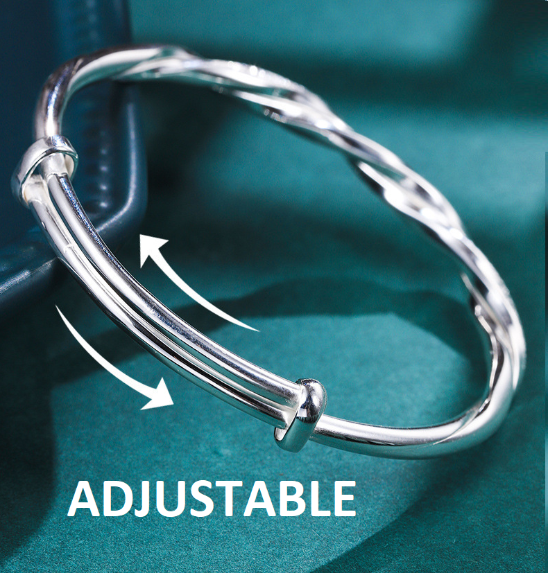 "Elegant gedraaide zilveren armband, verstelbaar, met gedetailleerd ontwerp. Perfect voor elke gelegenheid."
