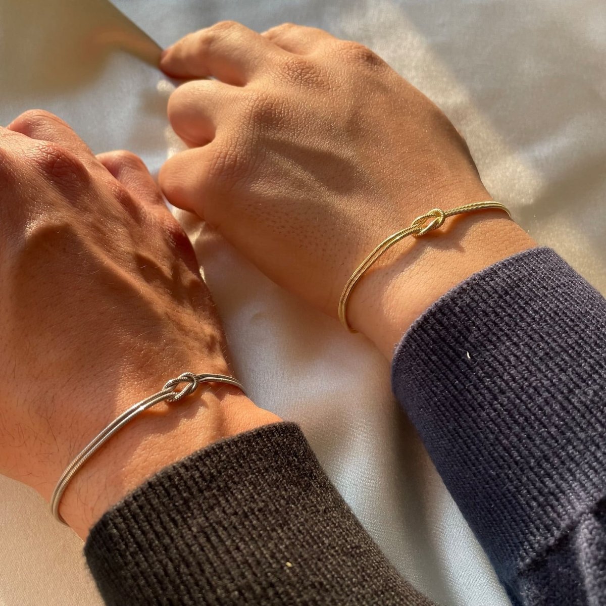 "Elegant gouden liefdesknoop armband voor dames, minimalistisch ontwerp, tijdloos en verfijnd accessoire."