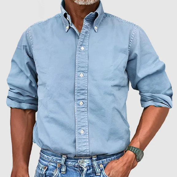 "Elegant klassiek Levi overhemd voor mannen, blauw katoenen stof, geschikt voor zowel zakelijke als informele gelegenheden."
