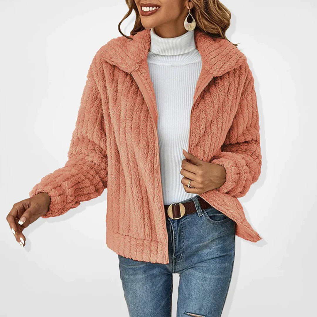 "Elegant lang fleece vest voor dames, zacht en knus, met opstaande kraag en beige tint, perfect voor lente en zomer."