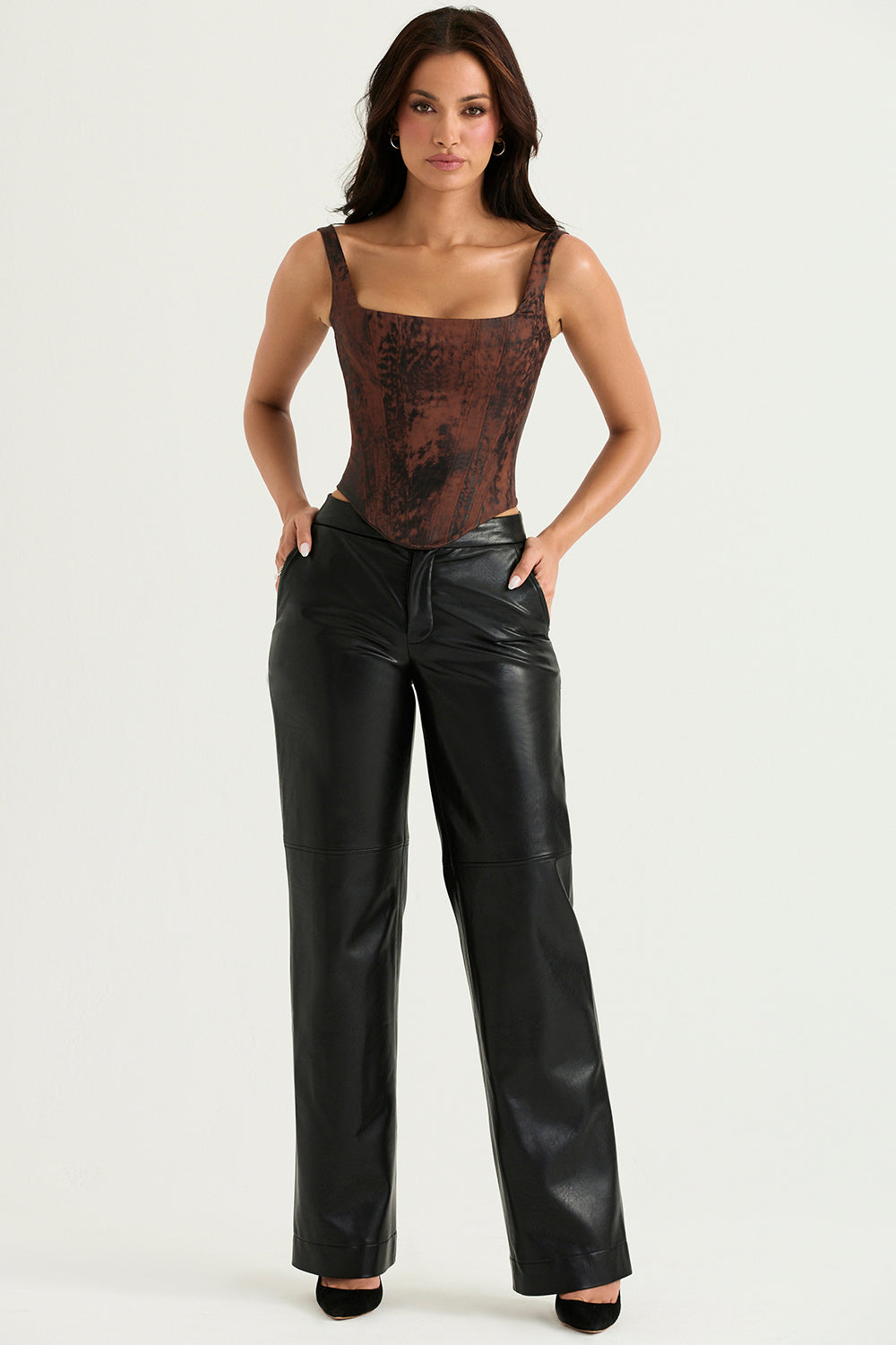 "Elegant vintage satijnen korsettop voor dames, flatterend silhouet met tijdloze charme en verstelbare sluiting."