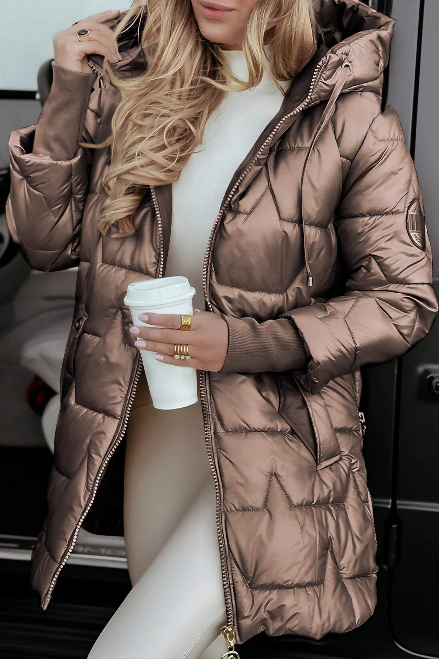 "Elegant waterdicht winterjack dames grijs, chique stijl en warm, ideaal voor regenachtige dagen en winterse elegantie."