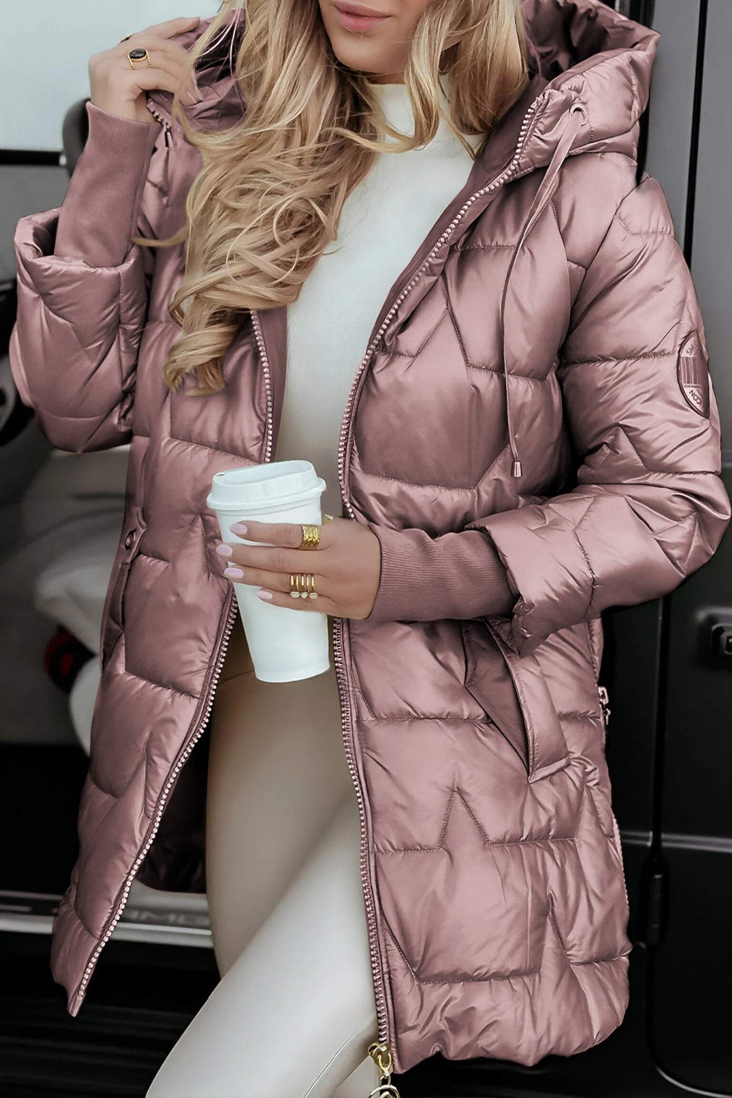"Elegant waterdicht winterjack dames grijs, chique stijl en warm, ideaal voor regenachtige dagen en winterse elegantie."