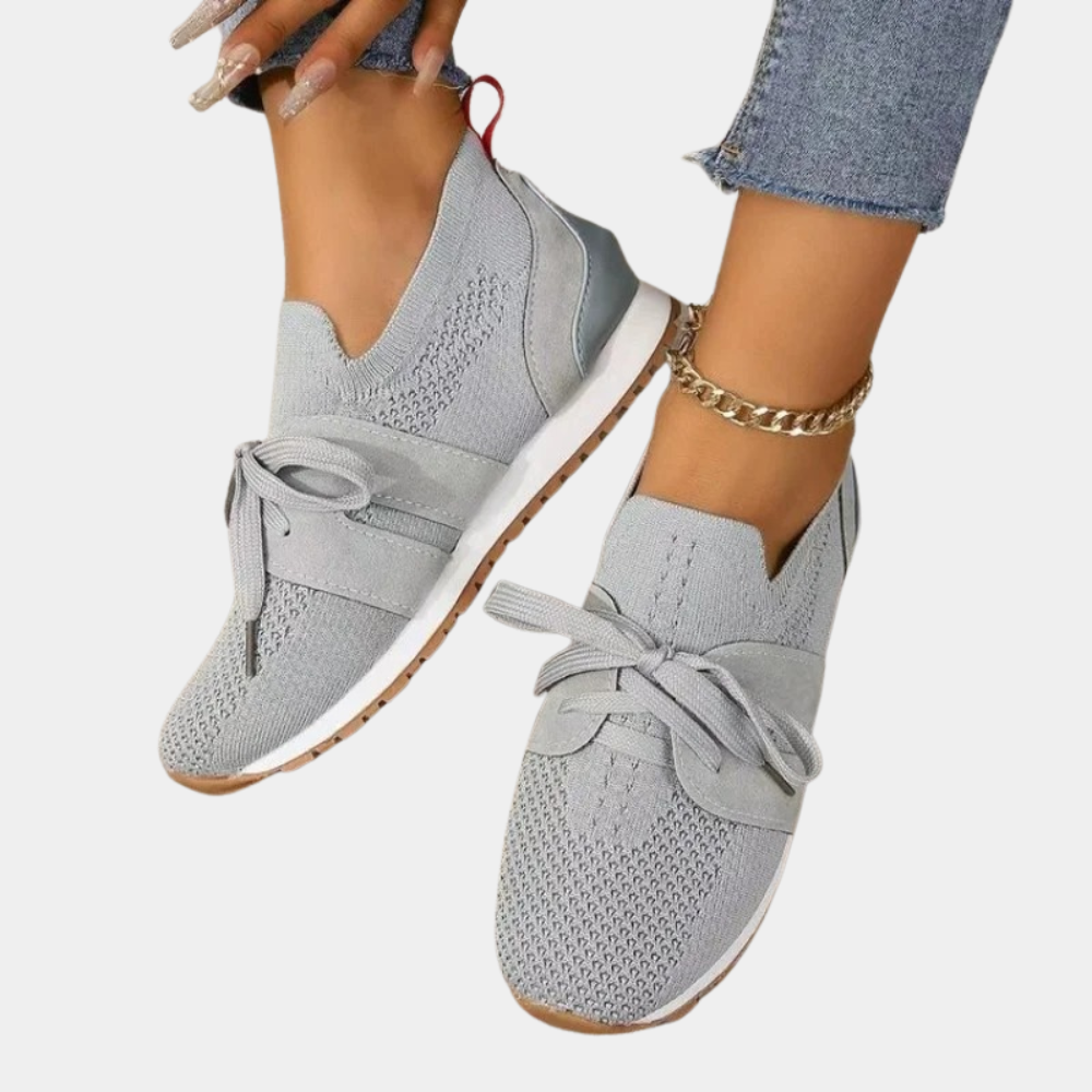 "Elegant zwarte damessneakers met verfijnde afwerking, comfortabele pasvorm en veelzijdig design voor elke gelegenheid."