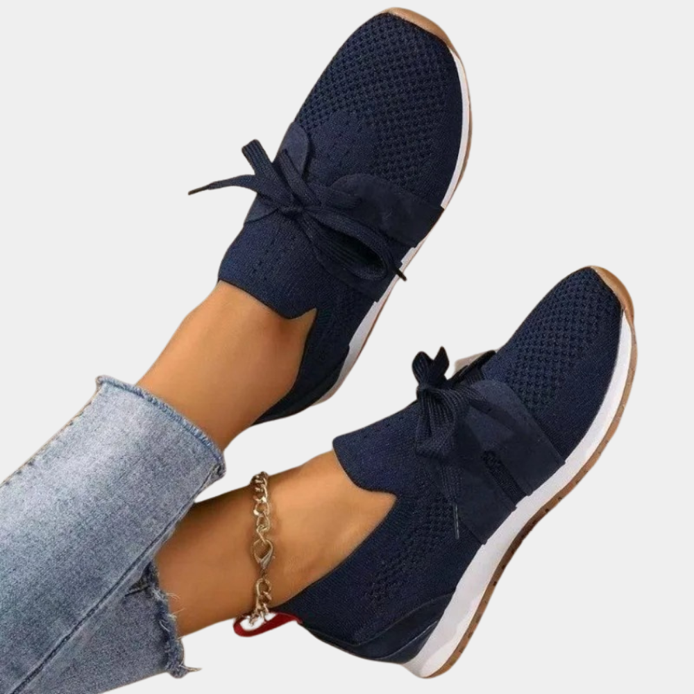 "Elegant zwarte damessneakers met verfijnde afwerking, comfortabele pasvorm en veelzijdig design voor elke gelegenheid."