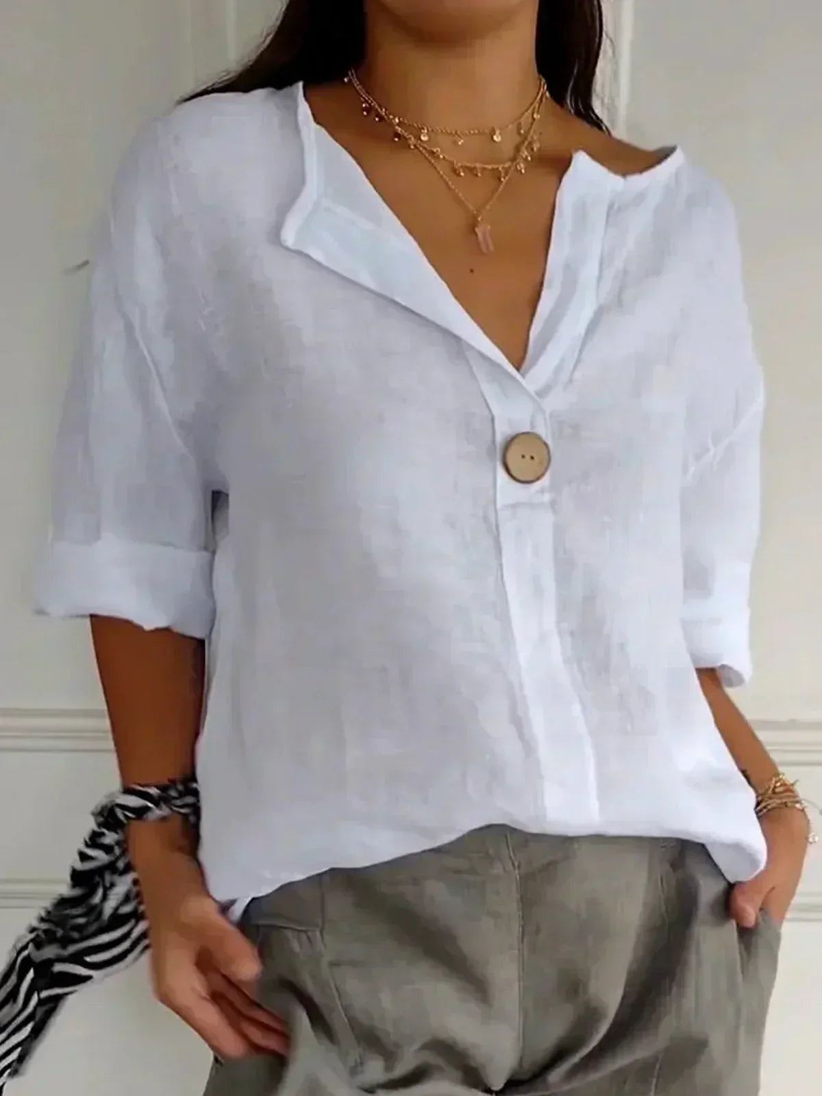 "Elegante Alina V-hals blouse, licht en ademend ontwerp, perfect voor zakelijke en informele gelegenheden."