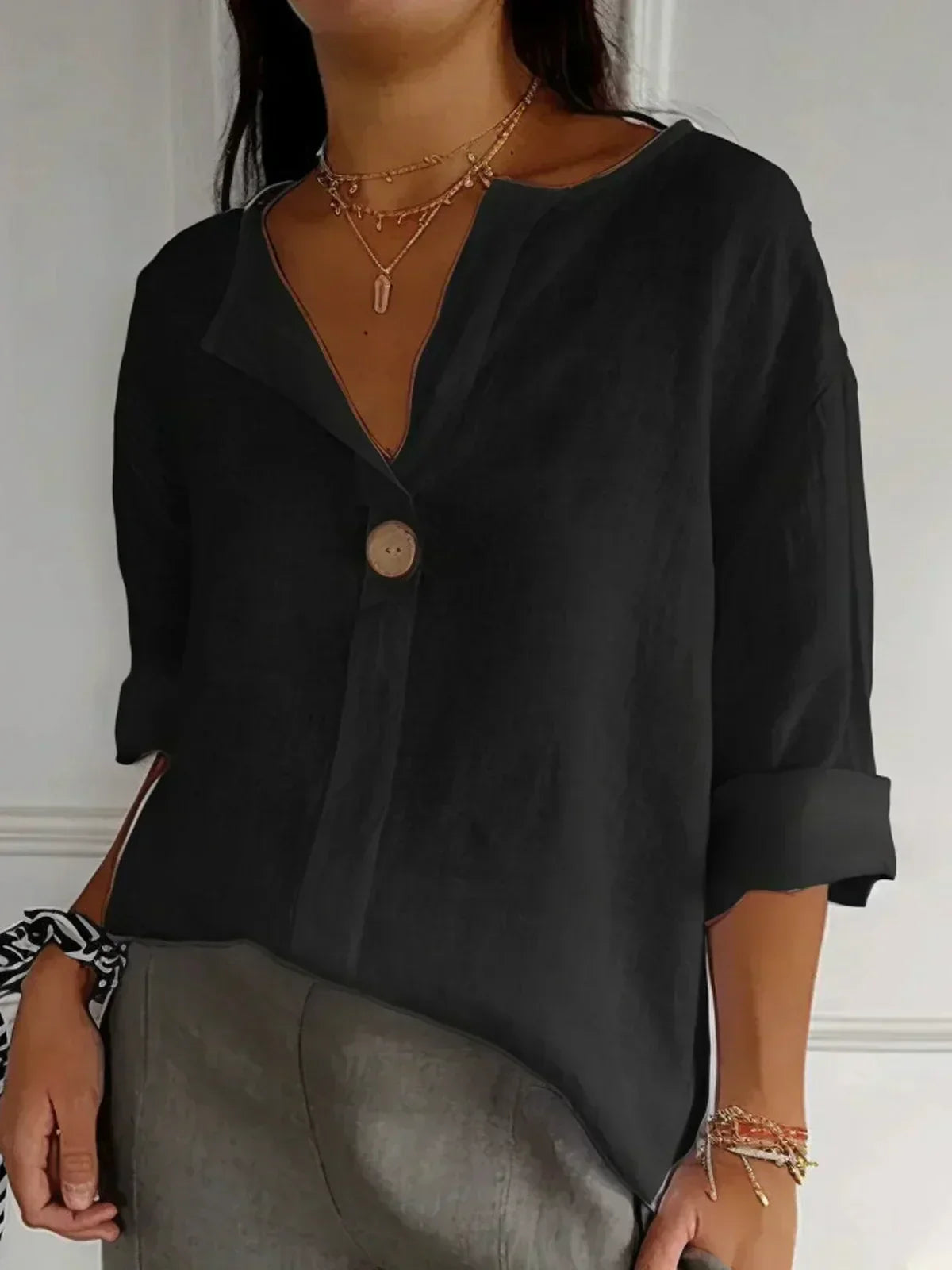 "Elegante Alina V-hals blouse, licht en ademend ontwerp, perfect voor zakelijke en informele gelegenheden."