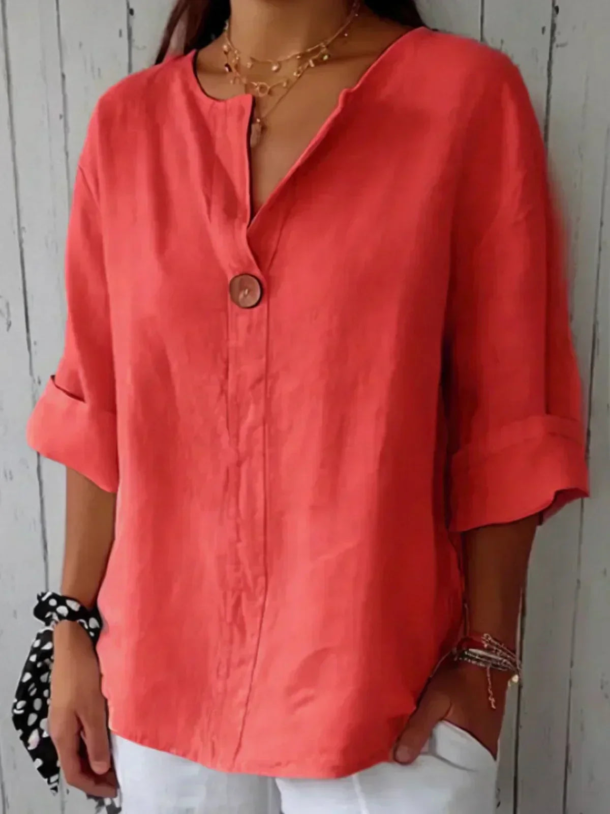 "Elegante Alina V-hals blouse, licht en ademend ontwerp, perfect voor zakelijke en informele gelegenheden."