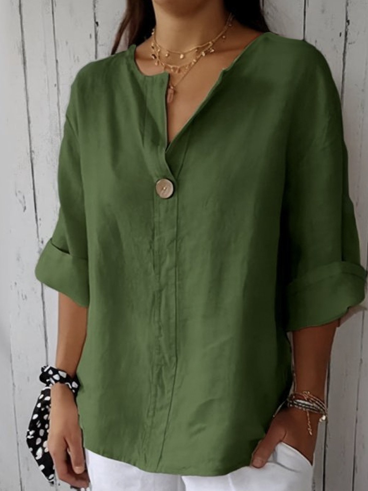 "Elegante Alina V-hals blouse, licht en ademend ontwerp, perfect voor zakelijke en informele gelegenheden."