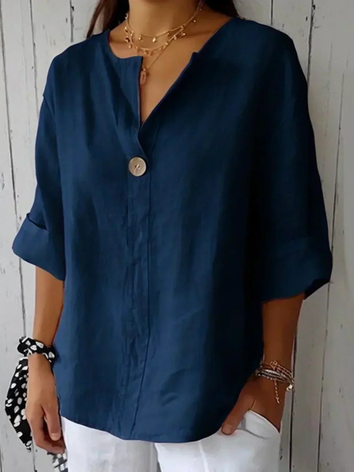 "Elegante Alina V-hals blouse, licht en ademend ontwerp, perfect voor zakelijke en informele gelegenheden."