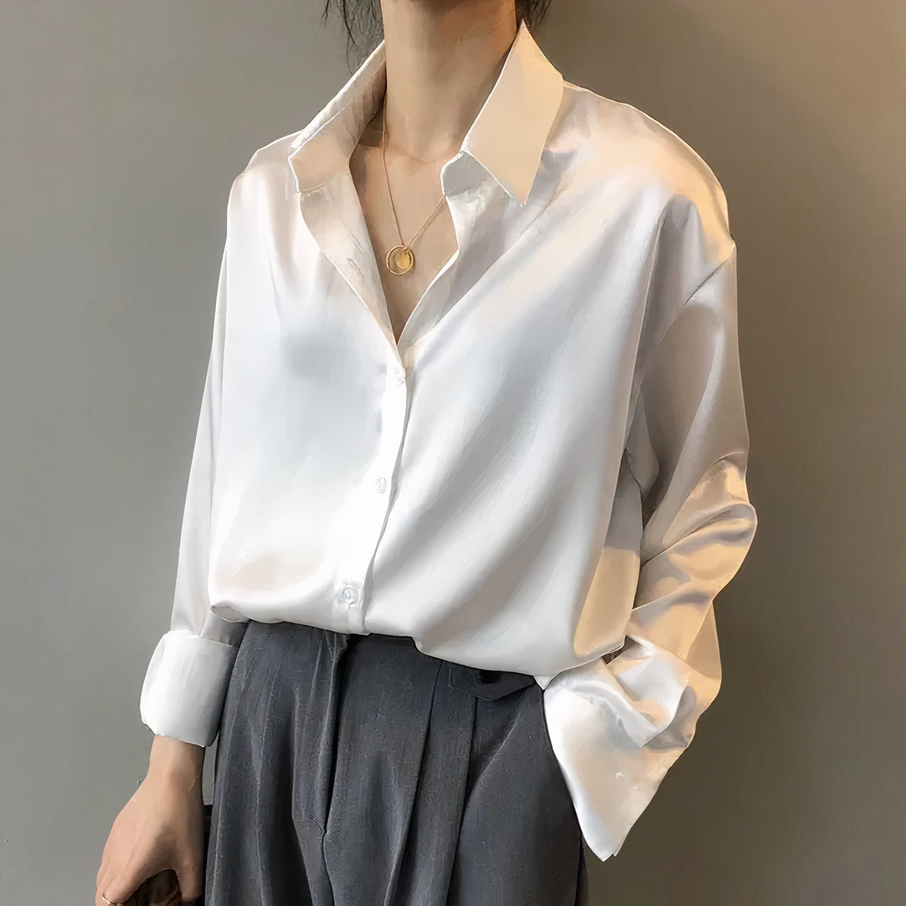 "Elegante Anja satijnen blouse, soepel vallend, accentueert lichaam, verkrijgbaar in diverse kleuren en maten."