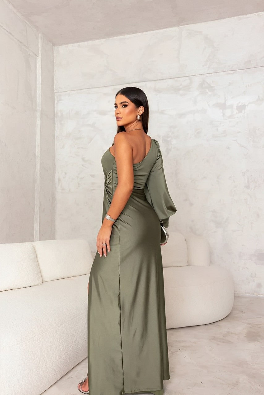 "Elegante asymmetrische one-shoulder jurk met gedrapeerde details en subtiele split in blauwgroene tinten."