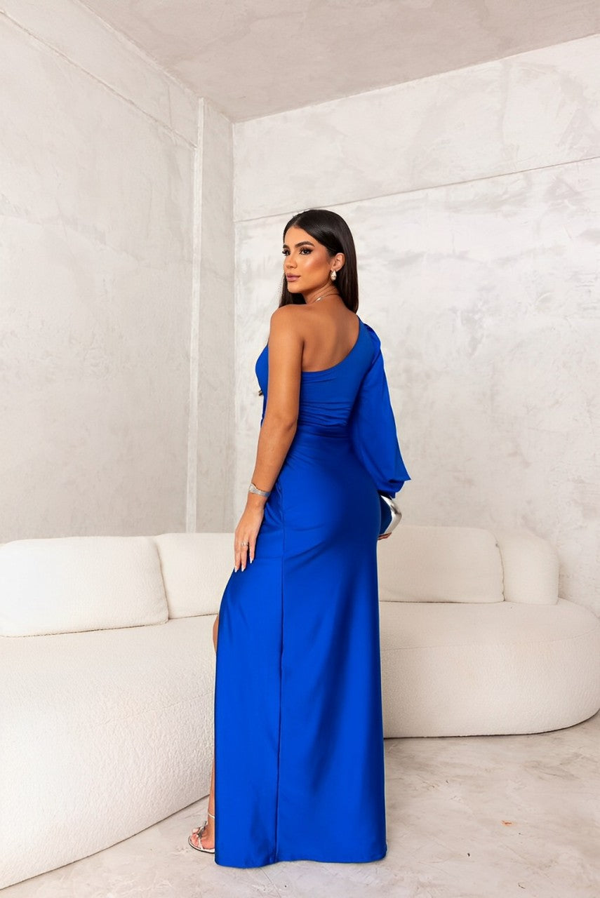 "Elegante asymmetrische one-shoulder jurk met gedrapeerde details en subtiele split in blauwgroene tinten."