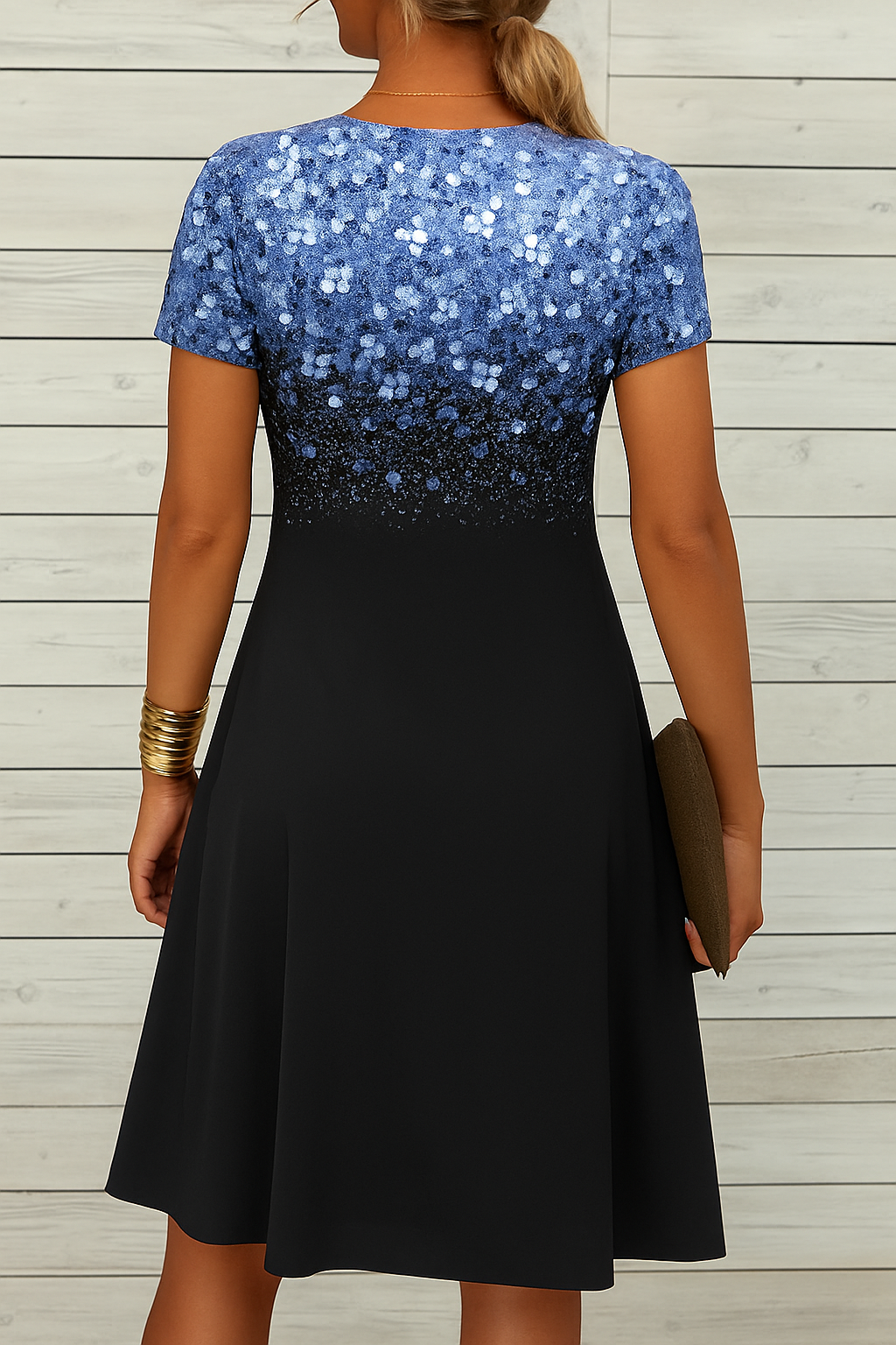 "Elegante avondjurk met bloemenpatroon, V-hals, korte mouwen en zwierige rok in zwart, blauw, goud voor gala's."
