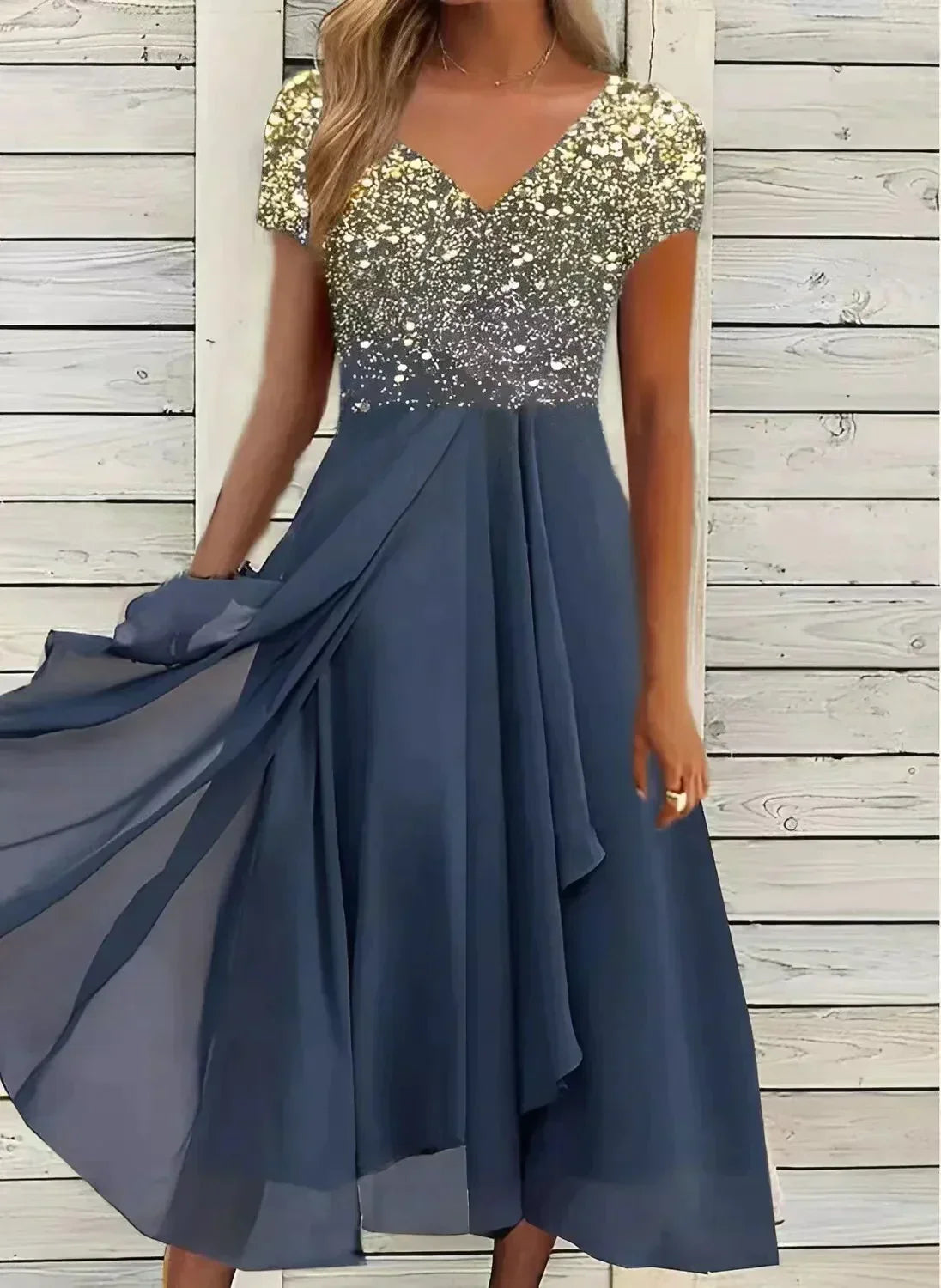 "Elegante avondjurk met bloemenpatroon, V-hals, korte mouwen en zwierige rok in zwart, blauw, goud voor gala's."