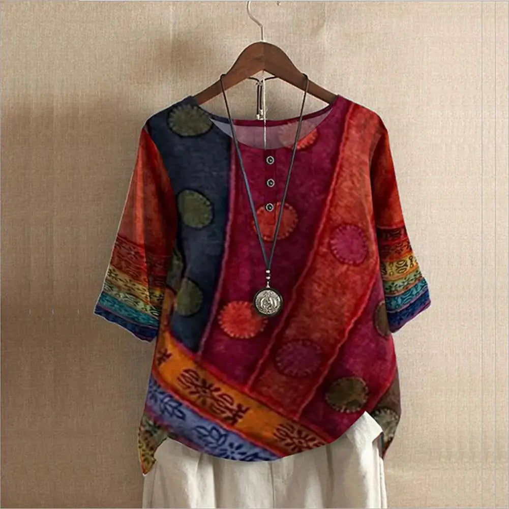 "Elegante blauwe ronde hals dames top, driekwart mouwen, luxe stof, perfect voor casual en formele gelegenheden."