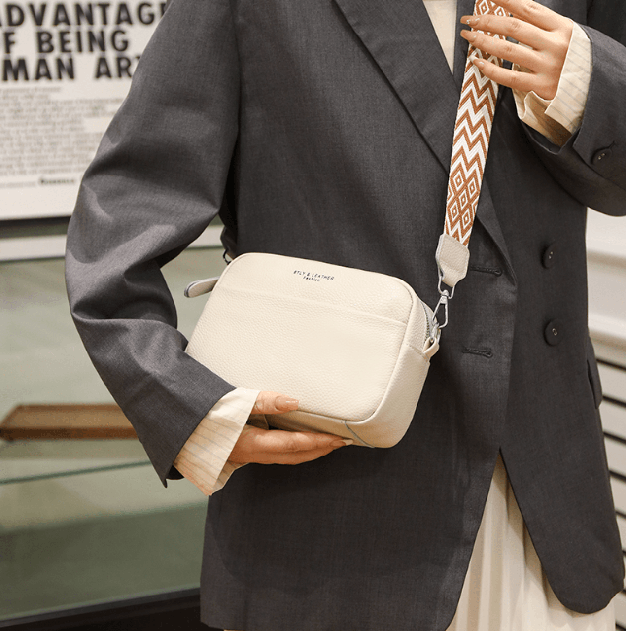 Elegante bruine leren crossbody damestas met verstelbare riem, perfect voor dagelijks gebruik; stijlvol en functioneel design
