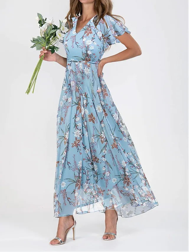 "Elegante chiffon jurk met bloemig patroon, subtiele V-hals en ruffles, ideaal voor zomerse gelegenheden."