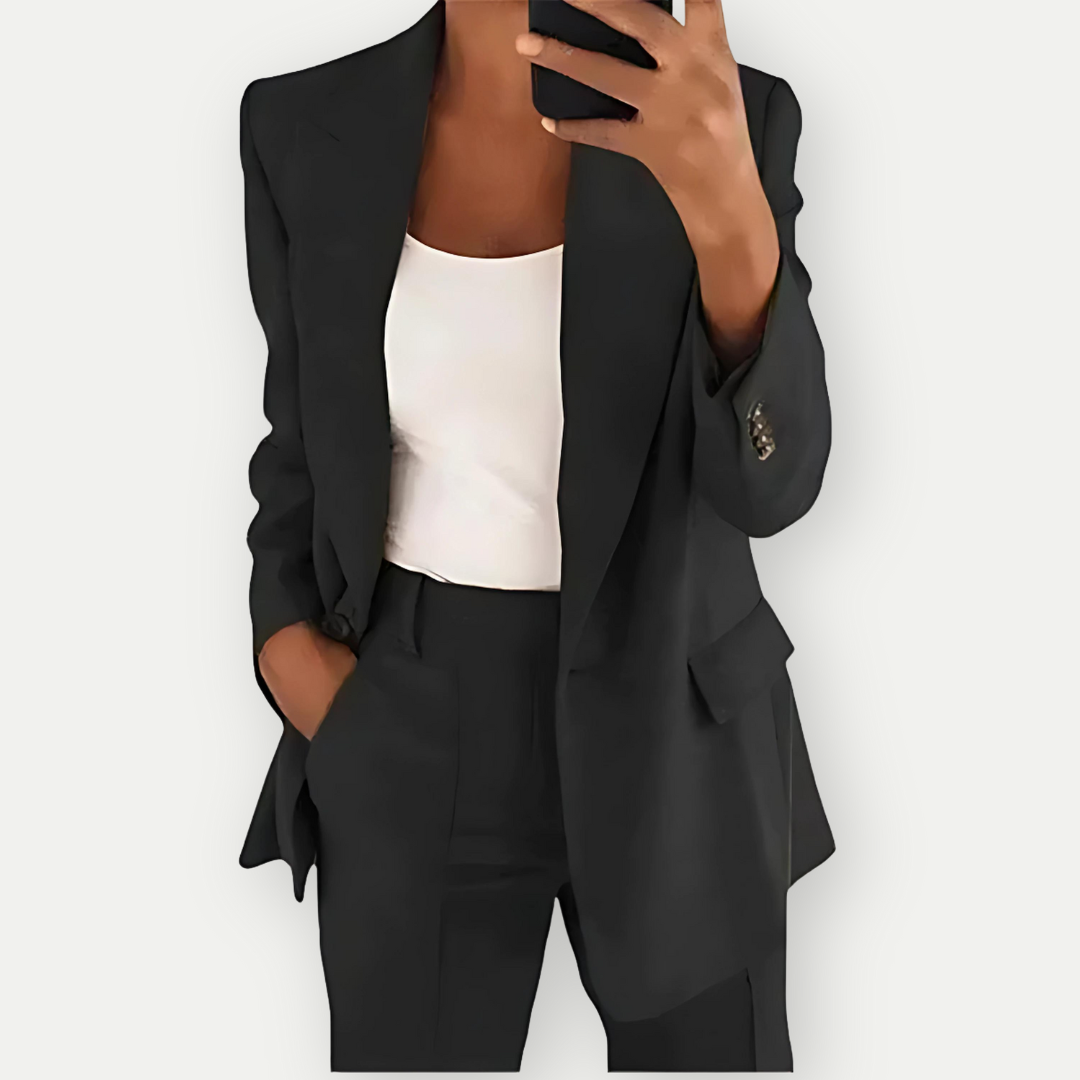 "Elegante dames blazer set: getailleerd met scherpe revers, knoopdetails en veelzijdig design in premium stof voor comfort."