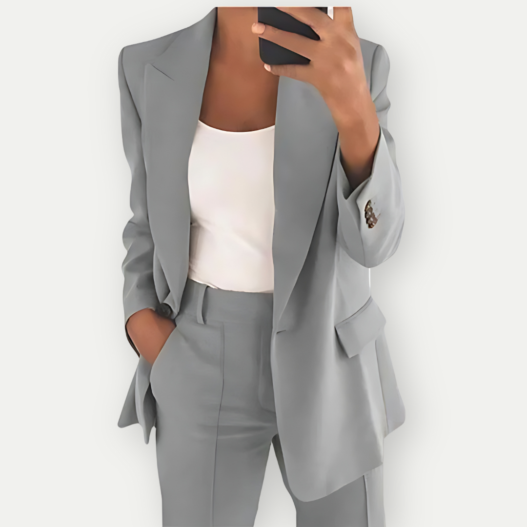 "Elegante dames blazer set: getailleerd met scherpe revers, knoopdetails en veelzijdig design in premium stof voor comfort."