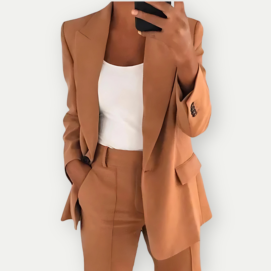 "Elegante dames blazer set: getailleerd met scherpe revers, knoopdetails en veelzijdig design in premium stof voor comfort."