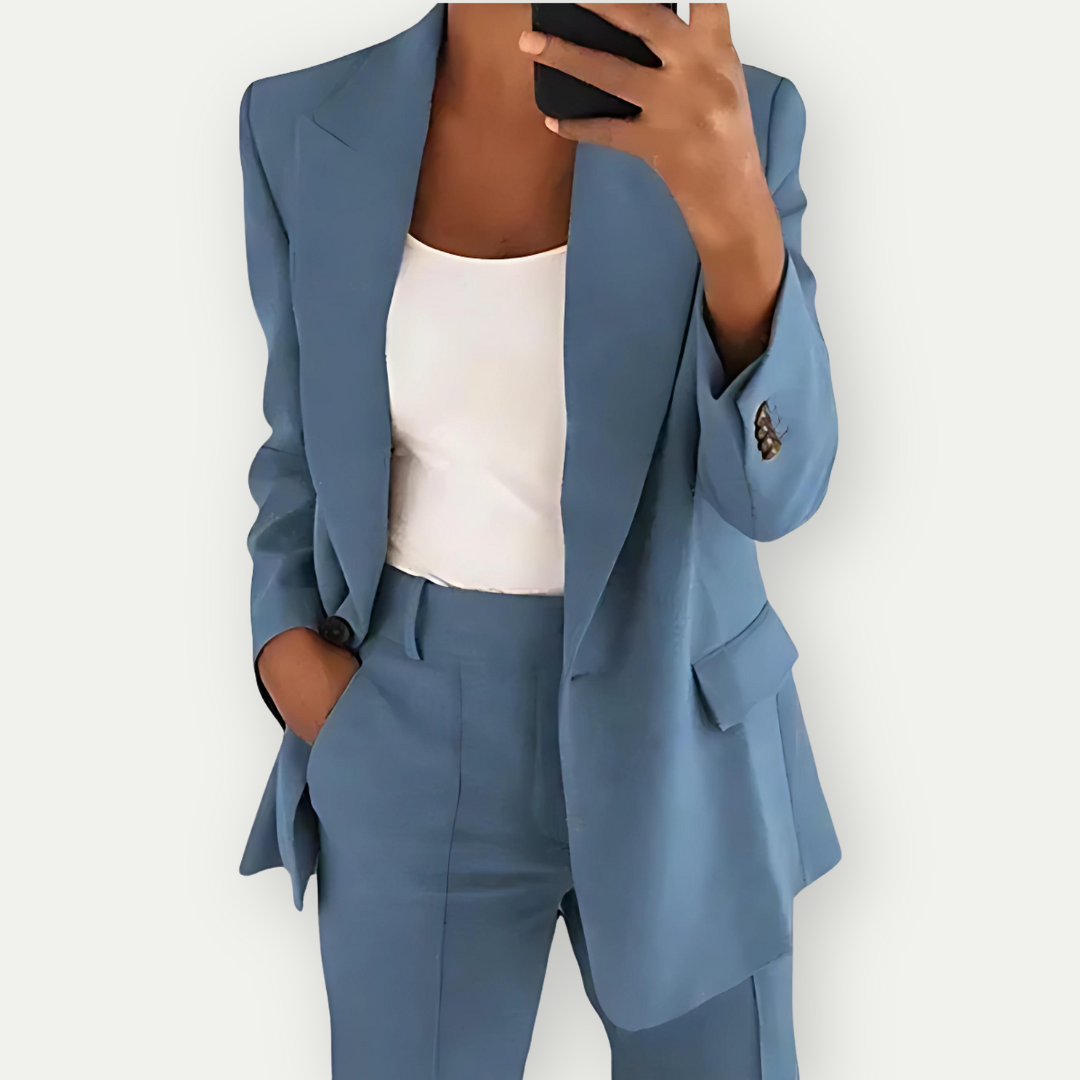 "Elegante dames blazer set: getailleerd met scherpe revers, knoopdetails en veelzijdig design in premium stof voor comfort."