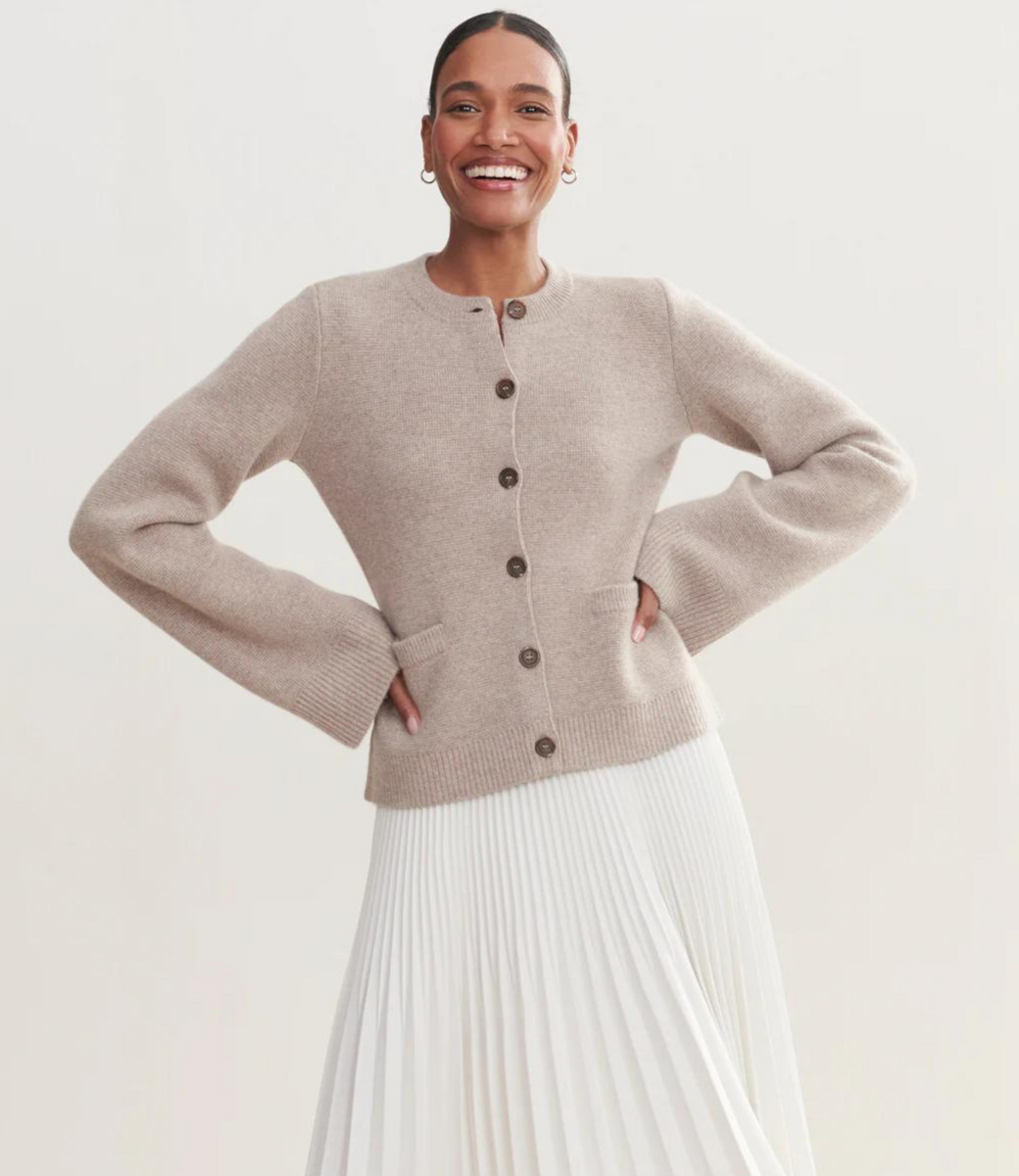 Elegante dames cardigan met ronde hals en knoopdetails. Zacht breisel, tijdloze stijl. Geschikt voor elke gelegenheid.