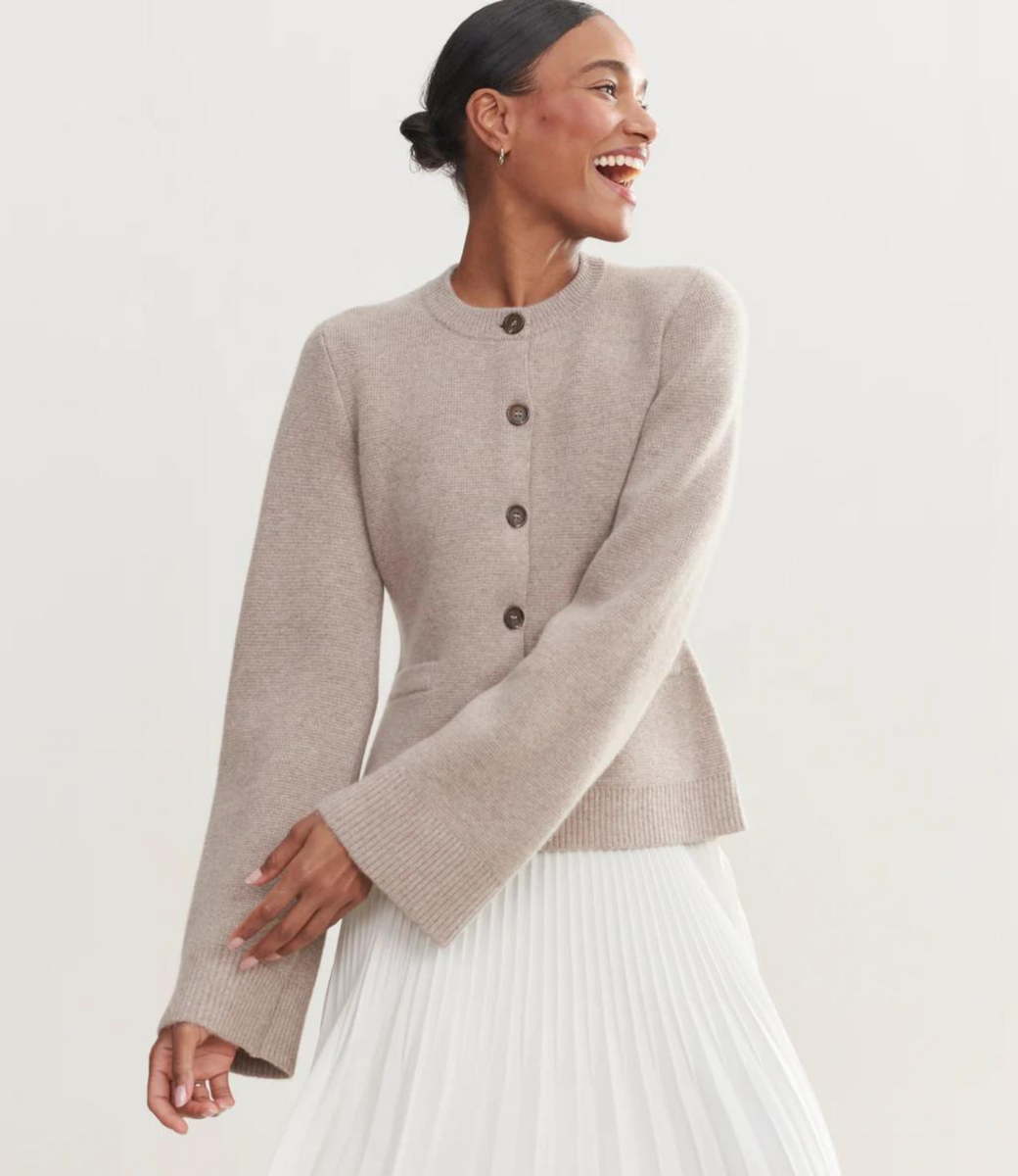 Elegante dames cardigan met ronde hals en knoopdetails. Zacht breisel, tijdloze stijl. Geschikt voor elke gelegenheid.