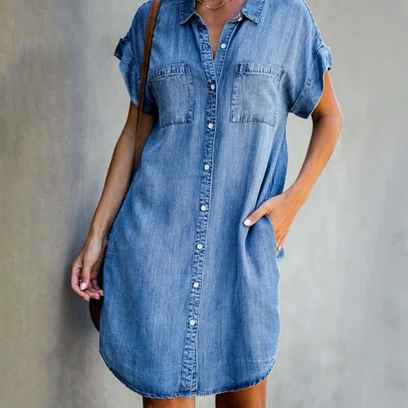 "Elegante dames denim jurk in donkerblauw, minimalistisch design, met comfortabele pasvorm voor dagelijks chique stijl."