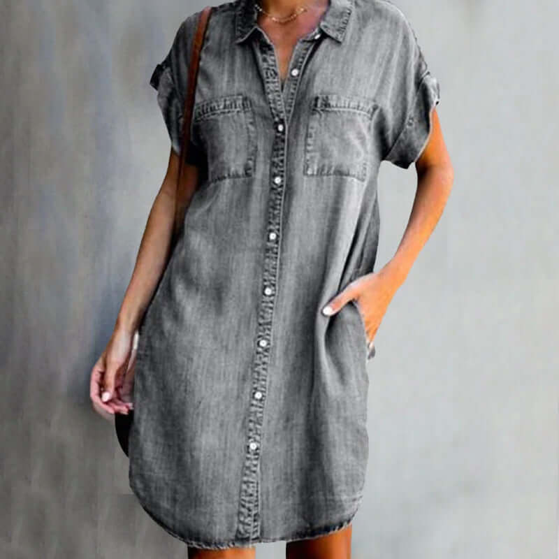 "Elegante dames denim jurk in donkerblauw, minimalistisch design, met comfortabele pasvorm voor dagelijks chique stijl."