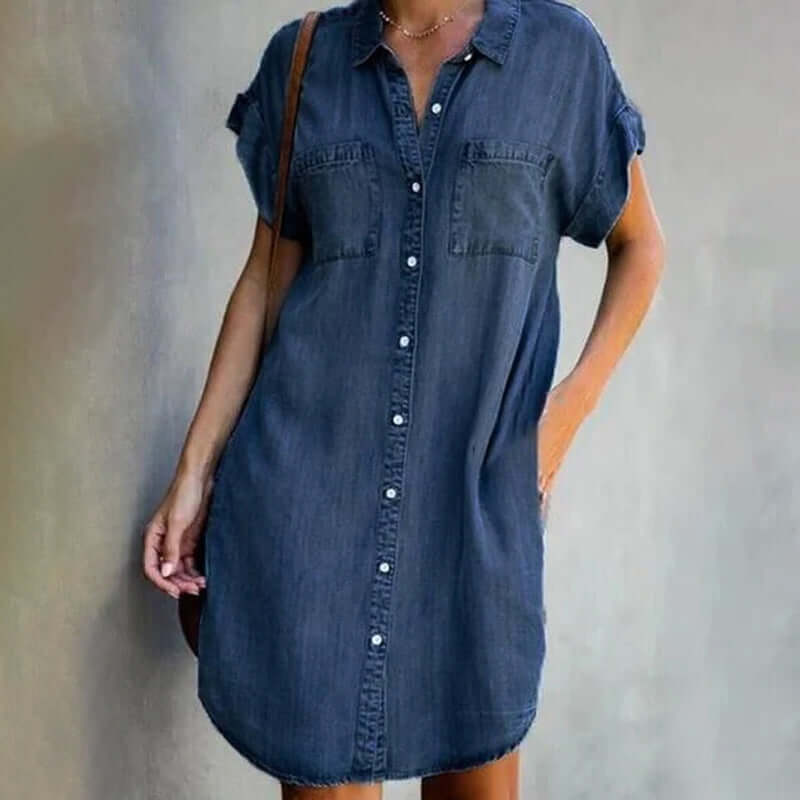 "Elegante dames denim jurk in donkerblauw, minimalistisch design, met comfortabele pasvorm voor dagelijks chique stijl."