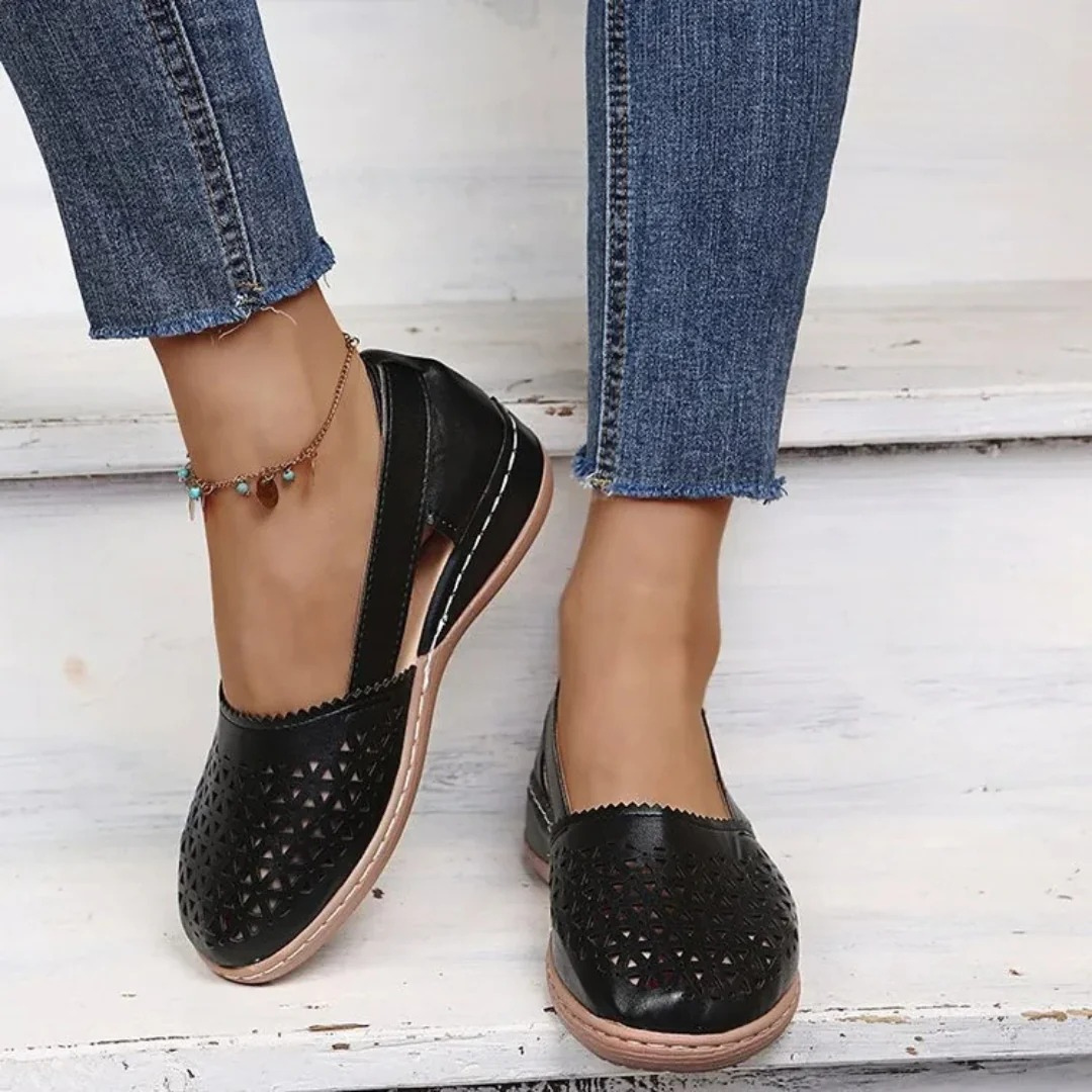 "Elegante dames instapschoenen met subtiele metallic glans, elastische sluiting en lichtgewicht sleehak voor comfort."