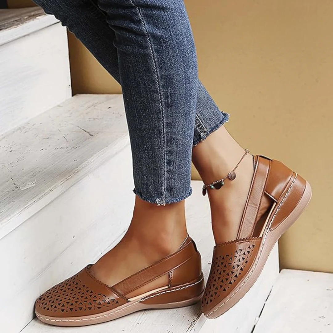 "Elegante dames instapschoenen met subtiele metallic glans, elastische sluiting en lichtgewicht sleehak voor comfort."