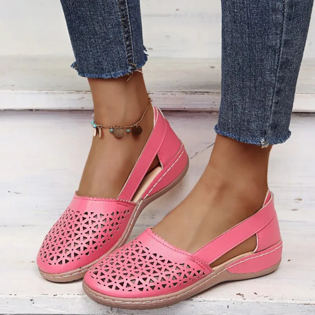 "Elegante dames instapschoenen met subtiele metallic glans, elastische sluiting en lichtgewicht sleehak voor comfort."