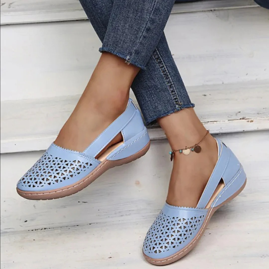 "Elegante dames instapschoenen met subtiele metallic glans, elastische sluiting en lichtgewicht sleehak voor comfort."