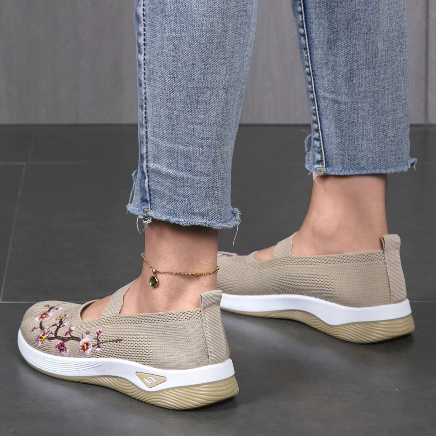 Elegante dames instapsneakers met bloemdessin en ademend bovenwerk. Orthopedisch comfort. Perfect voor dagelijks gebruik.
