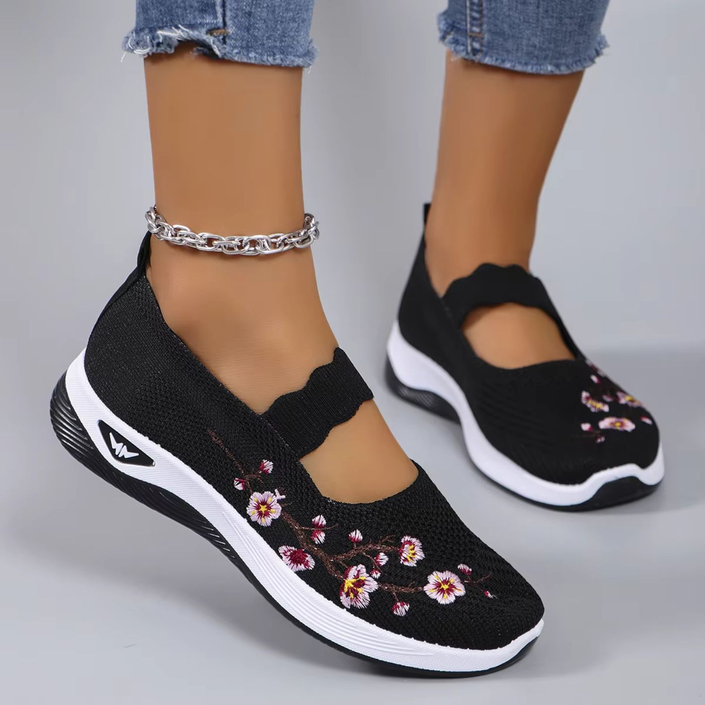 Elegante dames instapsneakers met bloemdessin en ademend bovenwerk. Orthopedisch comfort. Perfect voor dagelijks gebruik.