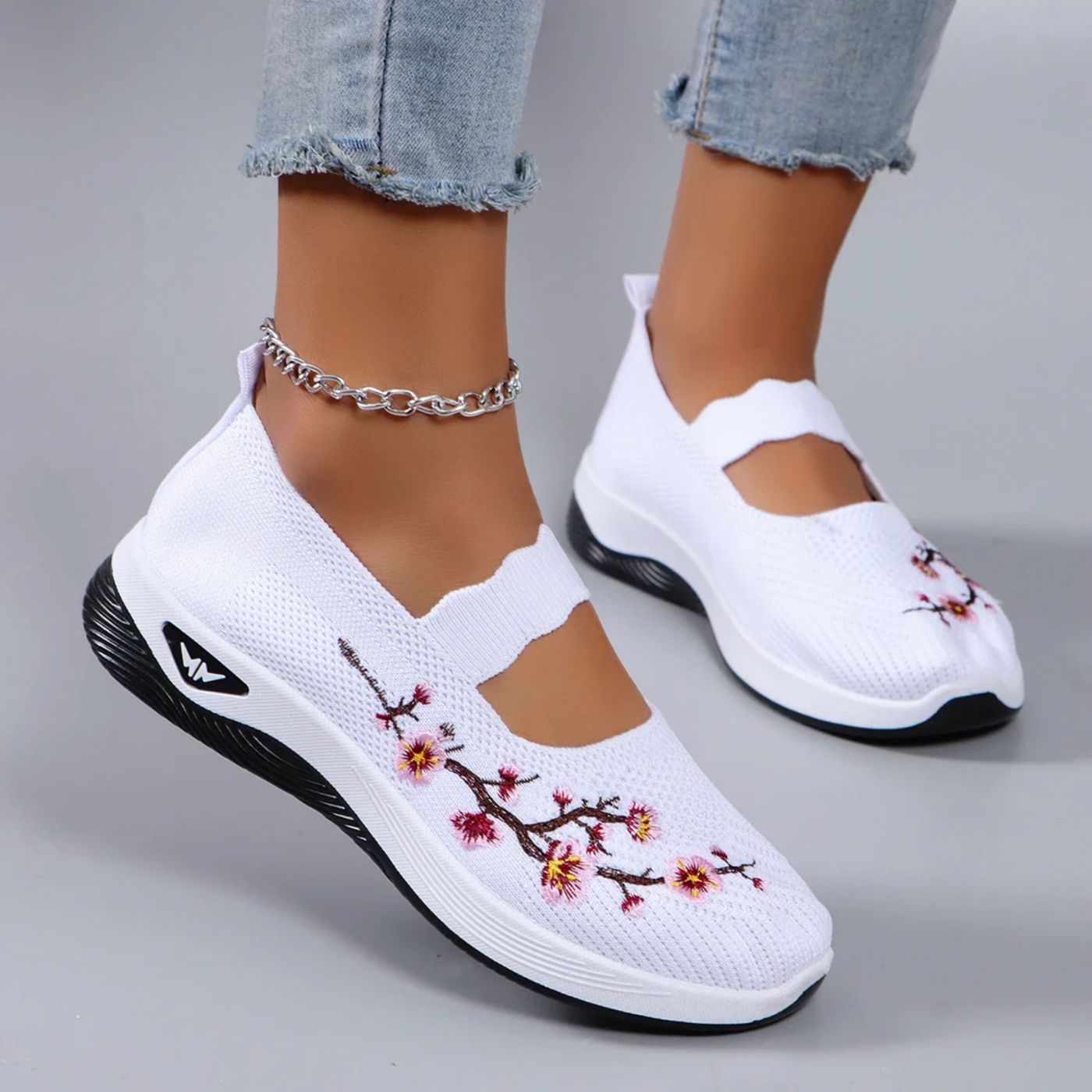 Elegante dames instapsneakers met bloemdessin en ademend bovenwerk. Orthopedisch comfort. Perfect voor dagelijks gebruik.