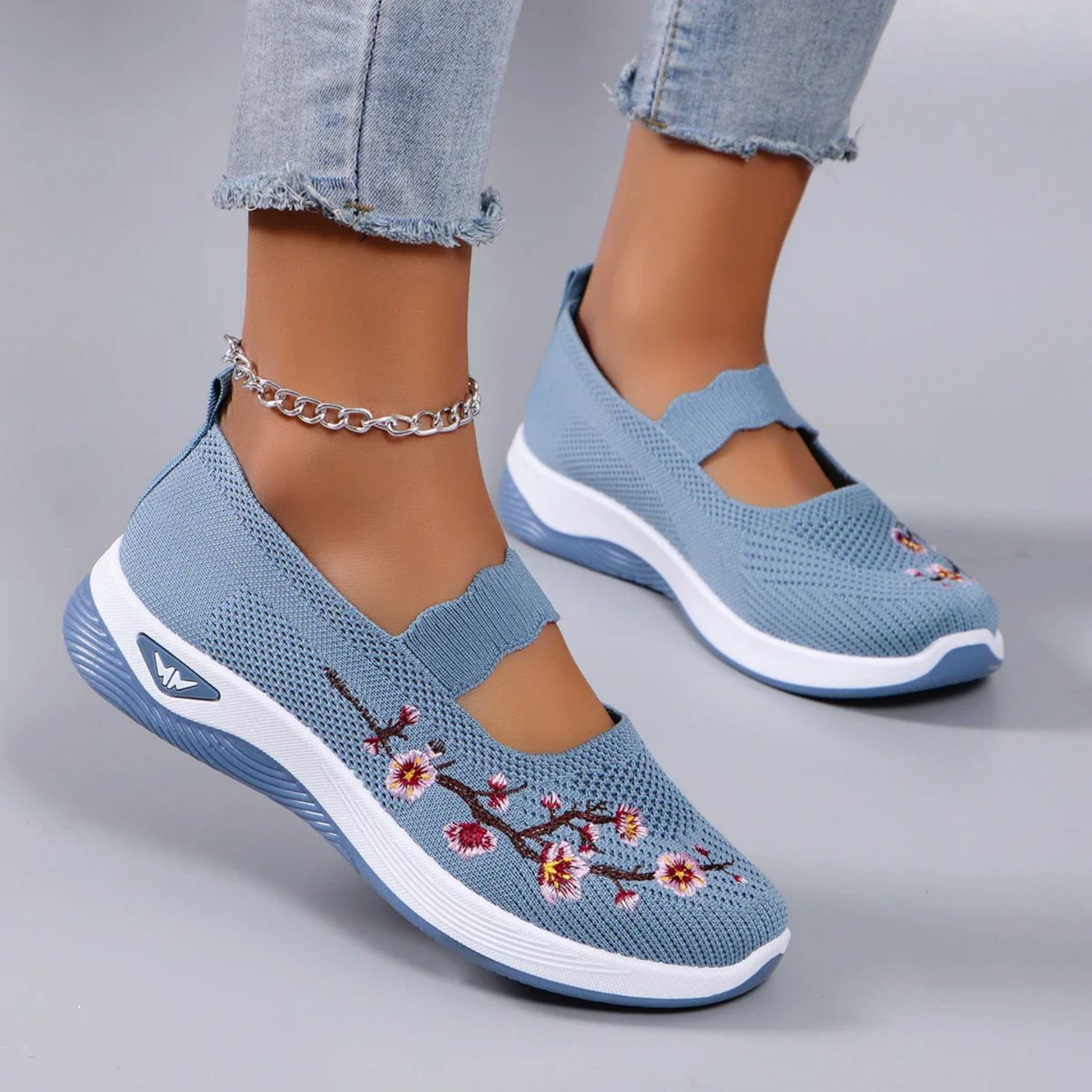 Elegante dames instapsneakers met bloemdessin en ademend bovenwerk. Orthopedisch comfort. Perfect voor dagelijks gebruik.
