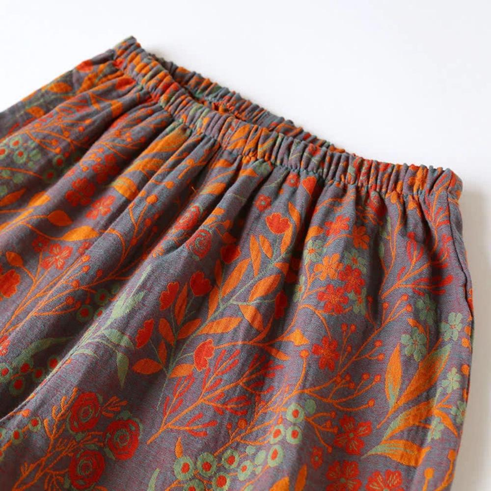 "Elegante dames loungewear set met grijs bloemenpatroon, comfortabel huispak voor ultiem thuiscomfort in alle seizoenen."