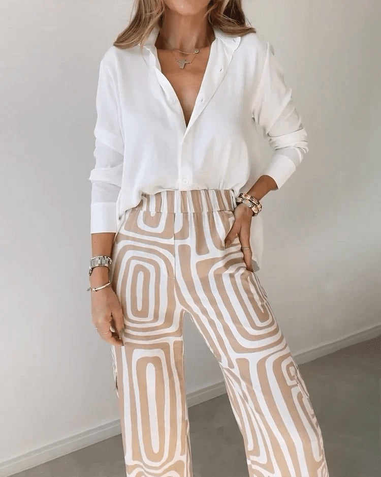 "Elegante dames set met geometrische print in beige, grijs en oranje; relaxed-fit shirt en broek voor casual en chic events."