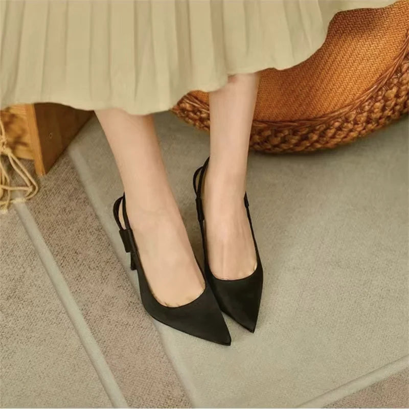 Elegante dames slingback pumps met puntige neus, hoge hak en comfortabel voetbed; perfect voor elke stijlvolle gelegenheid.