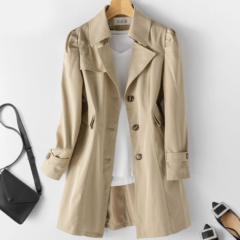 "Elegante dames trenchcoat in beige met klassieke snit, stijlvolle knoopsluiting en zijzakken, ideaal voor elke gelegenheid."