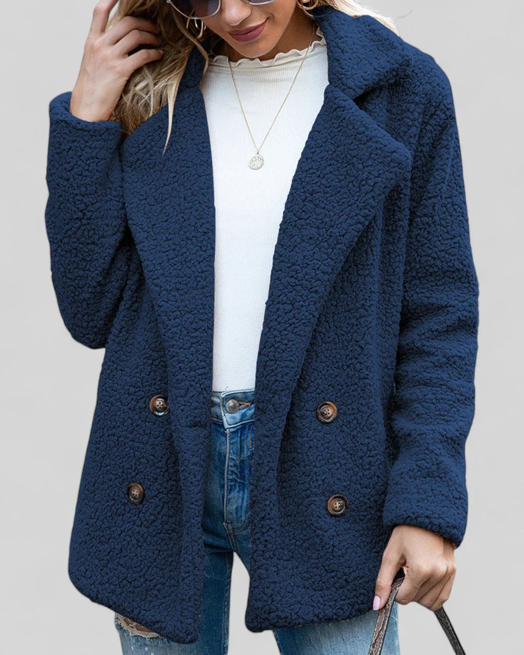 "Elegante damesjas Genevieve, zacht en tijdloos design, diverse kleuren, geschikt voor casual en formele gelegenheden."