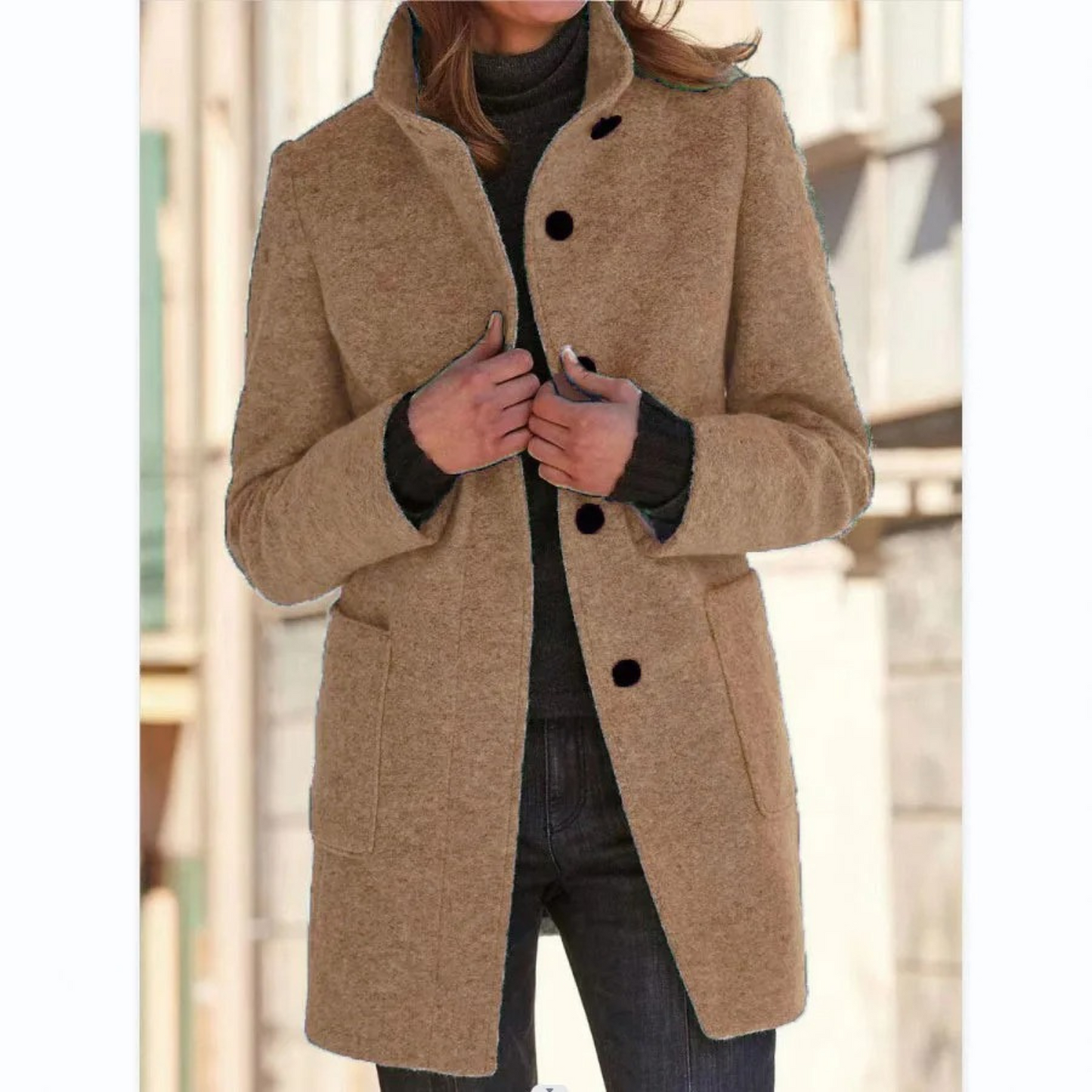 "Elegante damesmantel winddicht met opstaande kraag, zijaanzicht, stijlvolle snit voor herfst en winter."