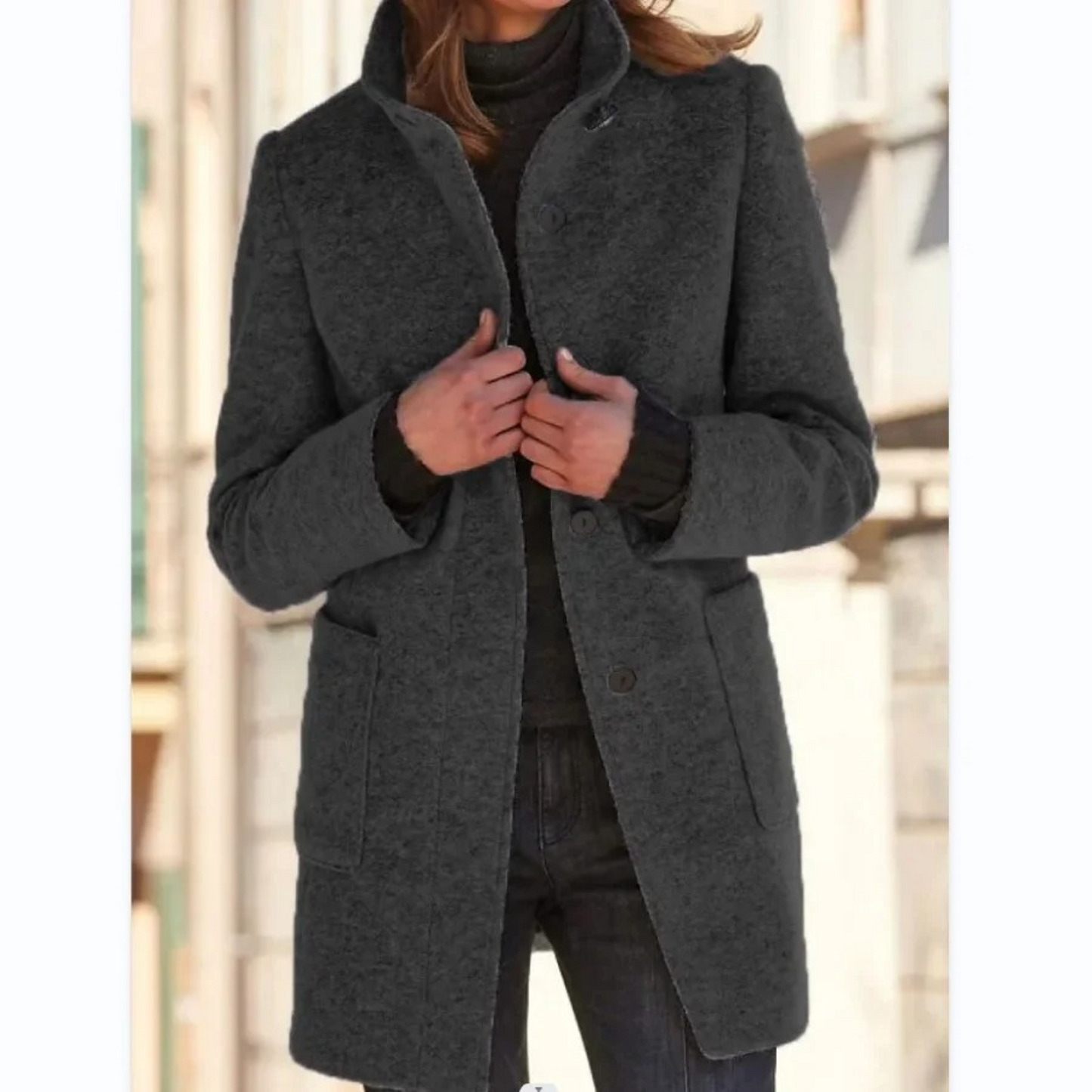 "Elegante damesmantel winddicht met opstaande kraag, zijaanzicht, stijlvolle snit voor herfst en winter."