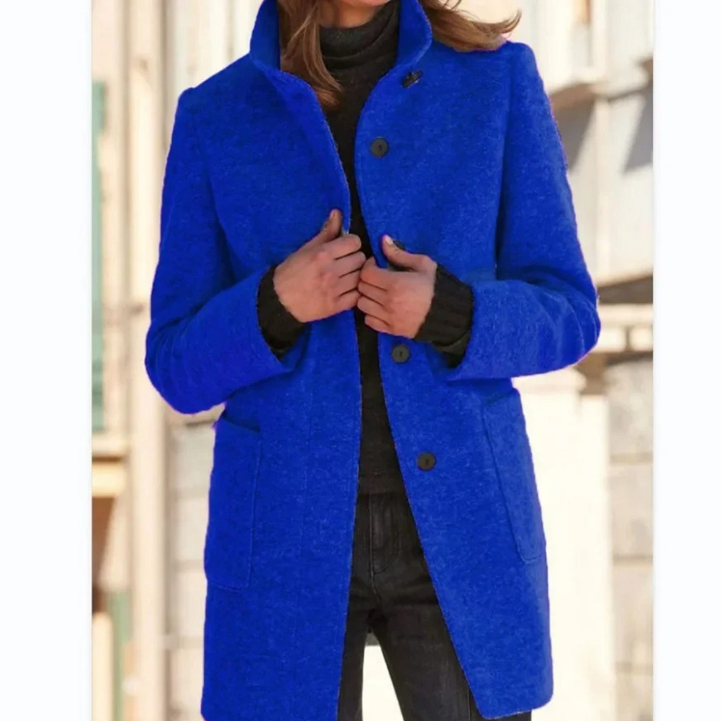 "Elegante damesmantel winddicht met opstaande kraag, zijaanzicht, stijlvolle snit voor herfst en winter."