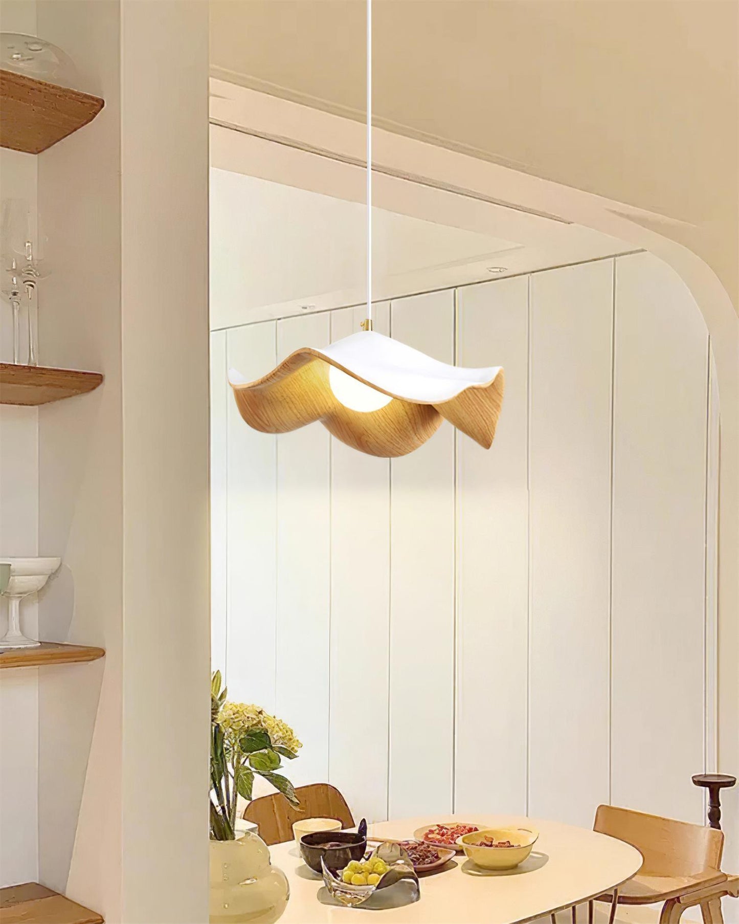 "Elegante ElementBois hanglamp van hout en hars met lotus ontwerp, straalt warme verlichting uit, ideaal voor elke ruimte."