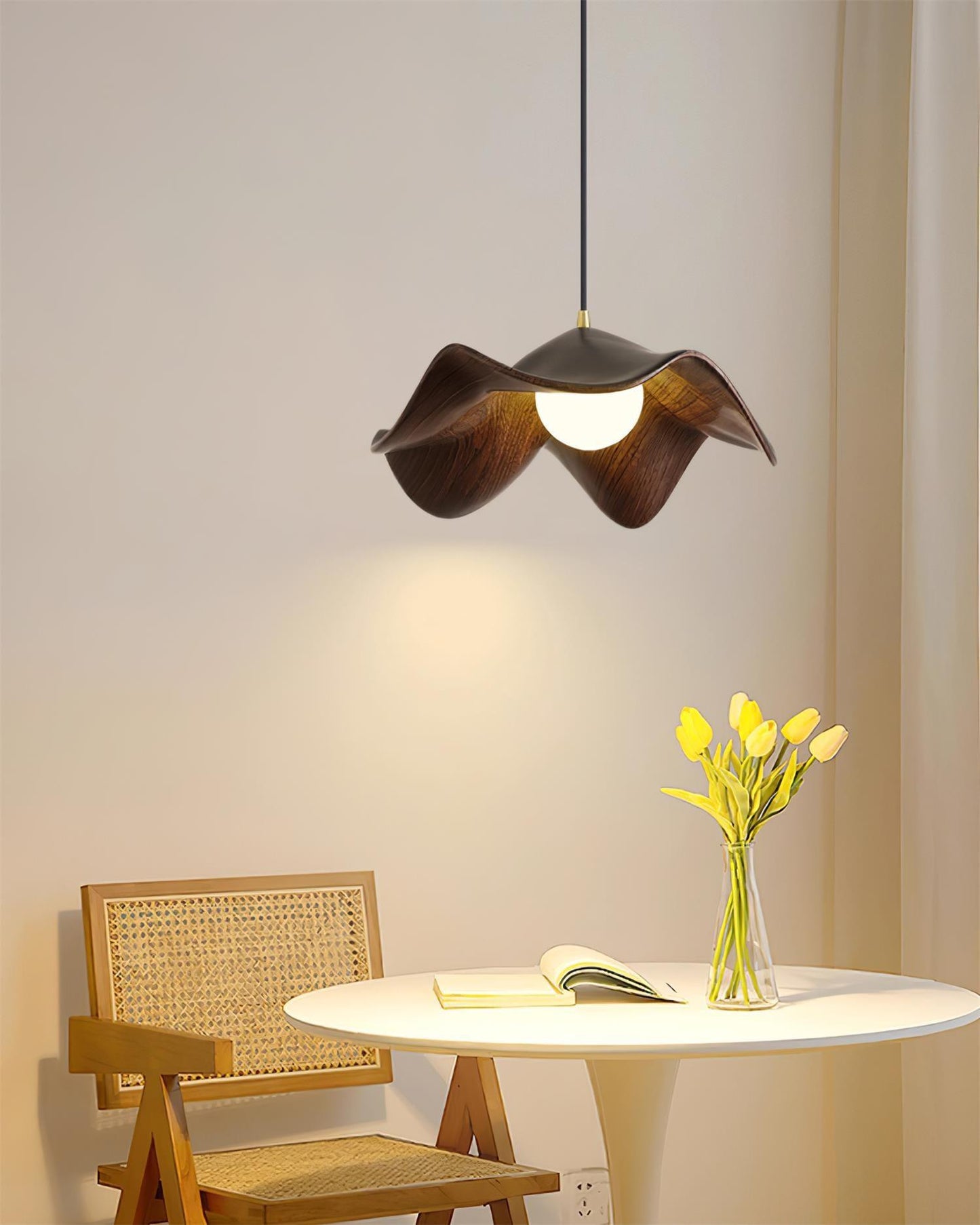 "Elegante ElementBois hanglamp van hout en hars met lotus ontwerp, straalt warme verlichting uit, ideaal voor elke ruimte."